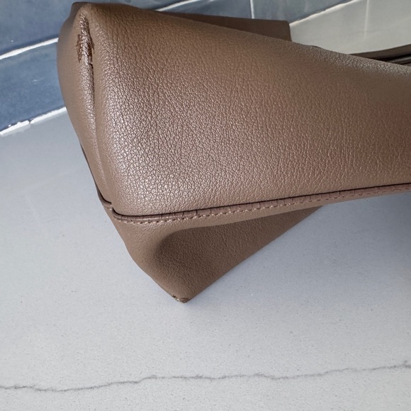 YSL/ Saint Laurent E/W leather tote - Picture 6 of 17